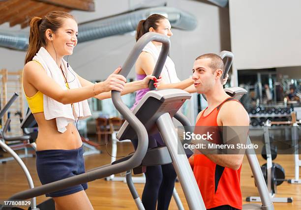 Menschen Training Im Fitnesscenter Stockfoto und mehr Bilder von Aktiver Lebensstil - Aktiver Lebensstil, Aktivitäten und Sport, Athlet