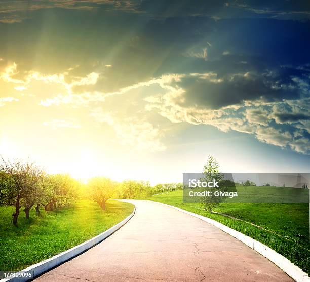 Asphalted Road To The Sun — стоковые фотографии и другие картинки Тропа - Тропа, Асфальт, Без людей