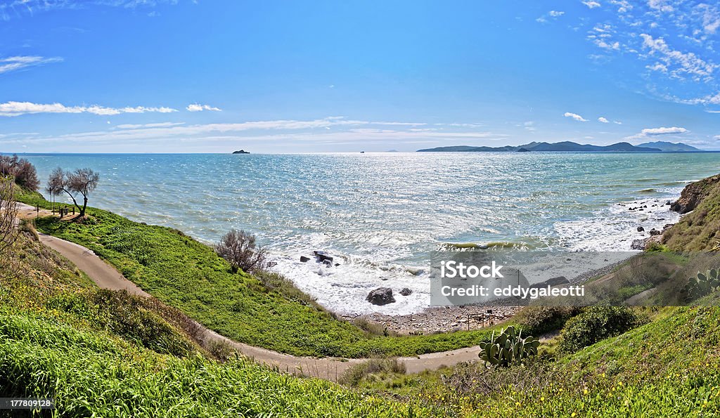 Море и побережье в Piombino, Тоскана - Стоковые фото Береговая линия роялти-фри