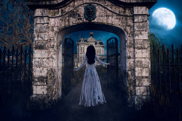 donna spettrale in abito bianco strappato che si affaccia sul cancello di un'inquietante vecchia villa vittoriana. illustrazione 3d.. - victorian style women dress night foto e immagini stock