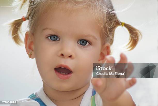 Baby Mädchen Blick In Die Kamera Stockfoto und mehr Bilder von 12-23 Monate - 12-23 Monate, 18-23 Monate, Anzahl von Menschen