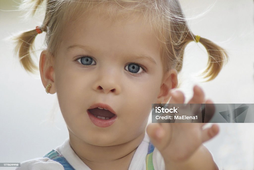 Bebé niña mirando a la cámara - Foto de stock de 12-23 meses libre de derechos