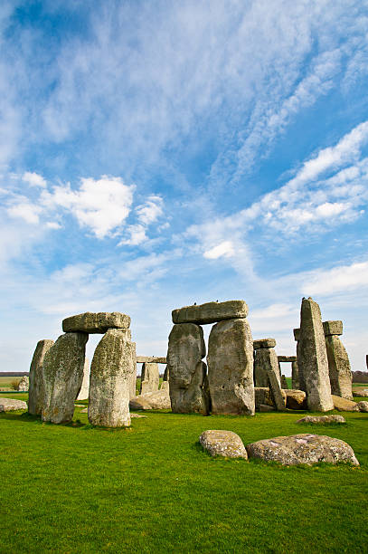 cielo azul sobre stonehenge sitio histórico - stonehenge fotografías e imágenes de stock