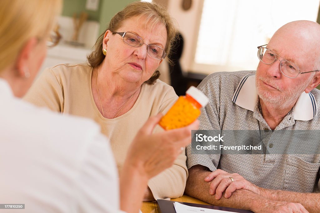 Arzt oder Krankenschwester, Verschreibungspflichtiges Medikament, Senior erklären Paar - Lizenzfrei 70-79 Jahre Stock-Foto