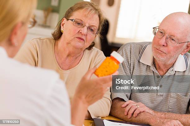 Arzt Oder Krankenschwester Verschreibungspflichtiges Medikament Senior Erklären Paar Stockfoto und mehr Bilder von 70-79 Jahre