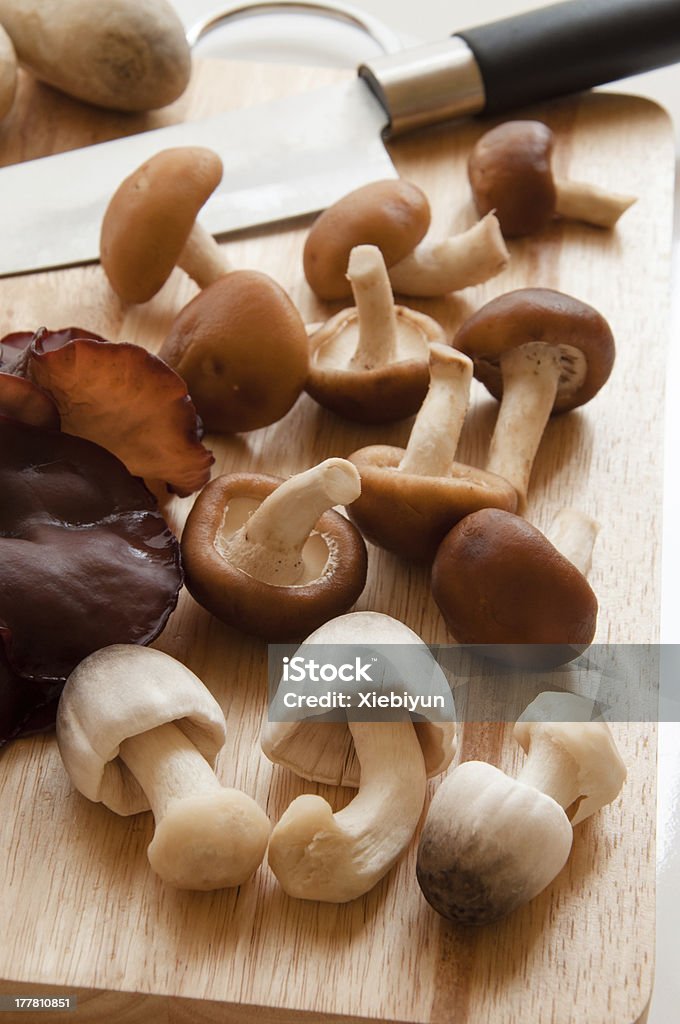 Pilze auf einem board - Lizenzfrei Abnehmen Stock-Foto