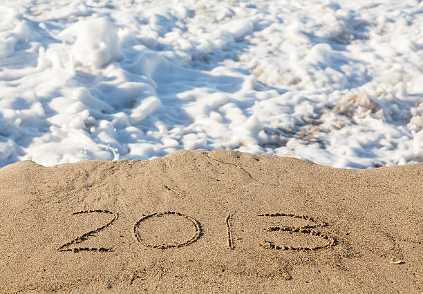roku 2013 w piasek objętych przez morze fale - 2013 beach sand new years eve zdjęcia i obrazy z banku zdjęć