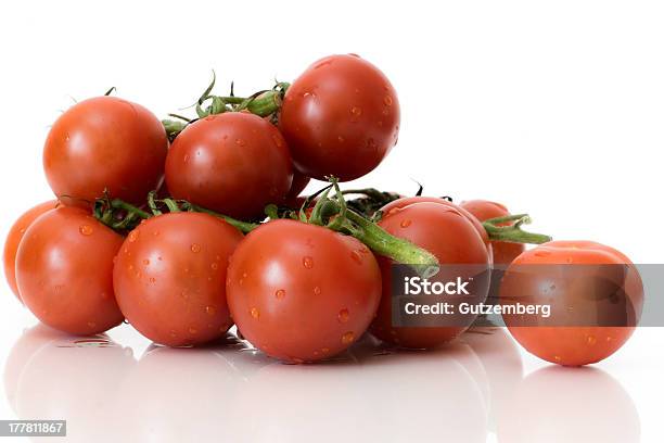 Photo libre de droit de Tomate Isolé Sur Fond Blanc banque d'images et plus d'images libres de droit de Aliment - Aliment, Aliment cru, Aliments et boissons