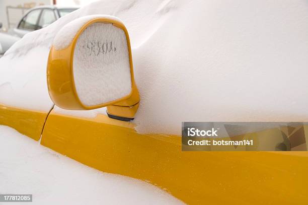 Auto Im Schnee Stockfoto und mehr Bilder von Auto - Auto, Autoscheinwerfer, Weihnachten