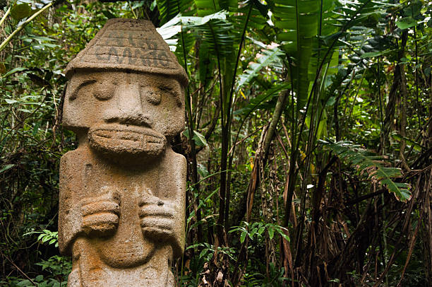 historische vandalized-statue - san agustin stock-fotos und bilder