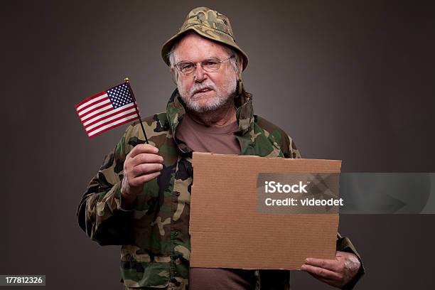 Vietnam Veterantenendo Un Pezzo Di Cartone E Bandiera Americana - Fotografie stock e altre immagini di 60-69 anni