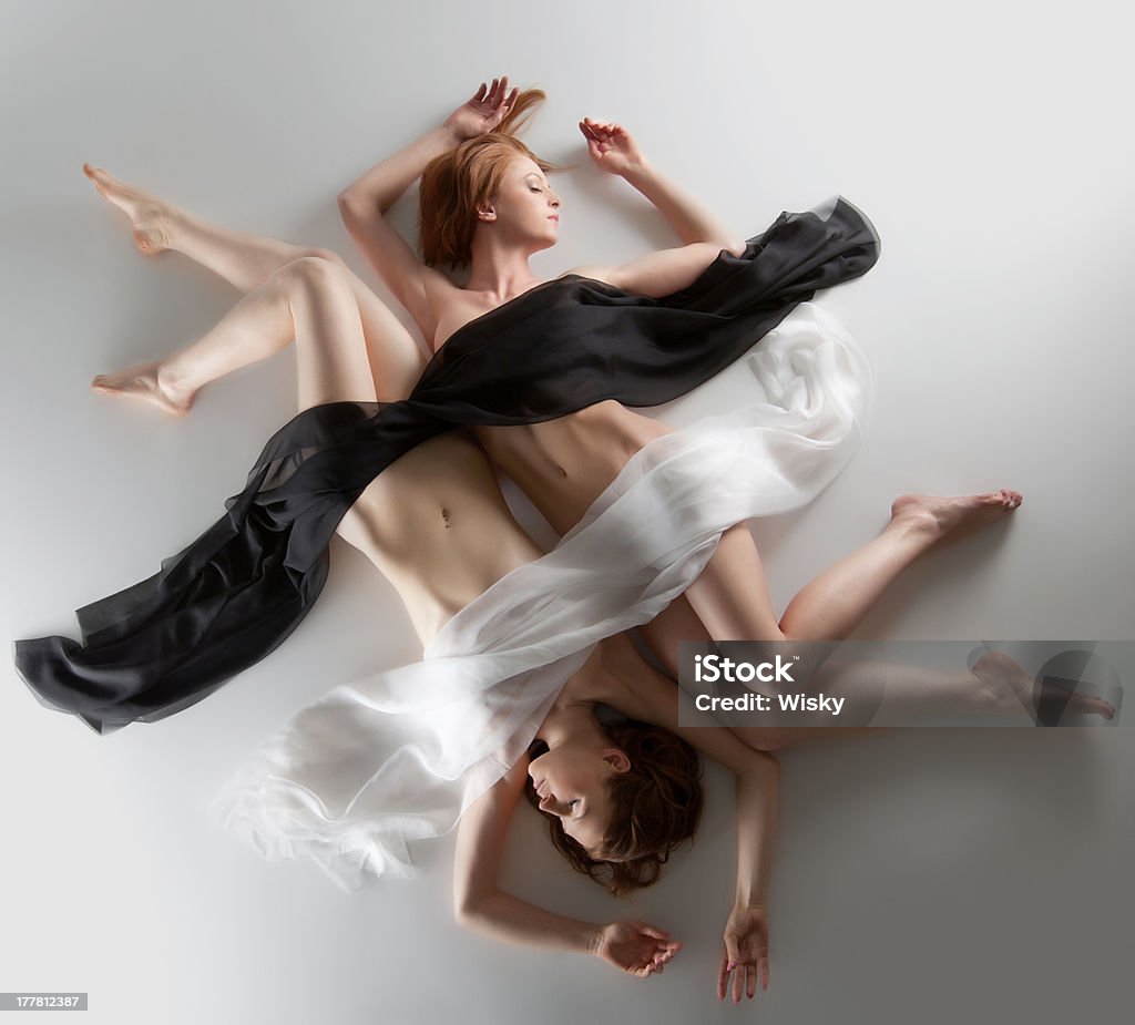 Bellezza nudo di donna yin yang posizione - Foto stock royalty-free di Lesbica