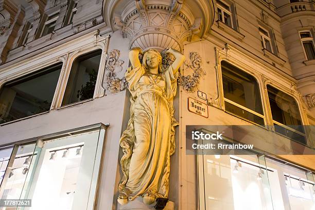 Статуя В Стене Vienna — стоковые фотографии и другие картинки Австрия - Австрия, Вена - Австрия, Взрослый