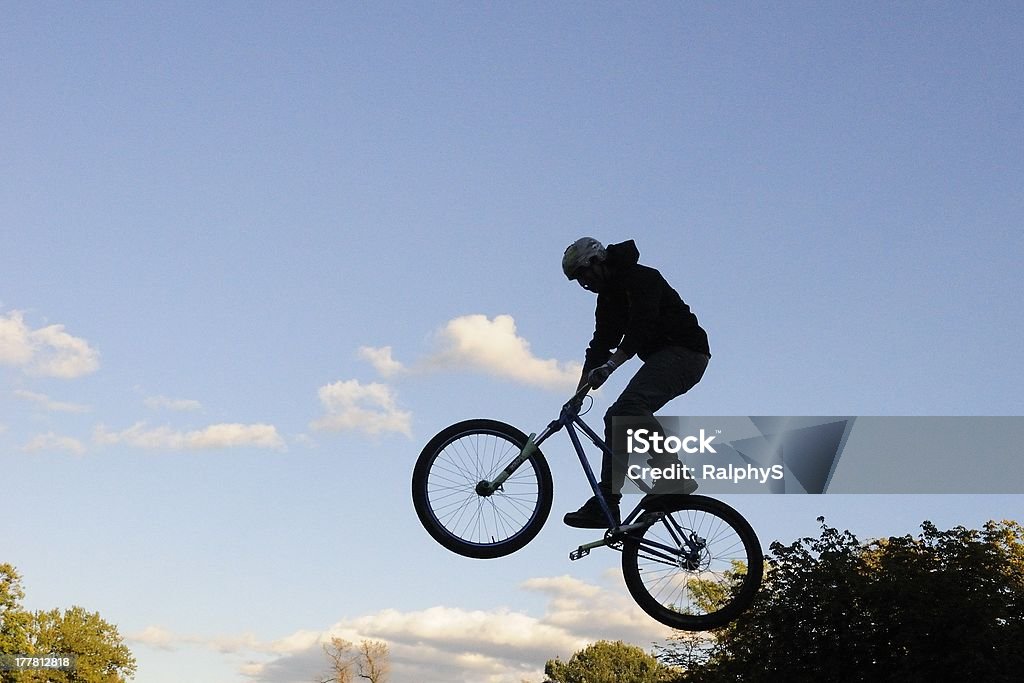 자전거 acrobat - 로열티 프리 산악 자전거-자전거 스톡 사진