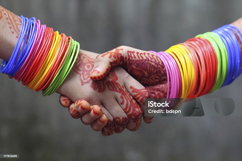 Agitando mãos decorado com as fitas de pulso coloridas - Royalty-free Casado Foto de stock