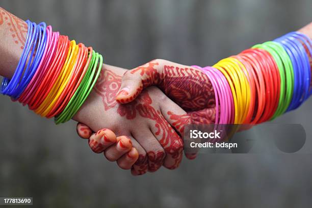 Agitando Mãos Decorado Com As Fitas De Pulso Coloridas - Fotografias de stock e mais imagens de Casado