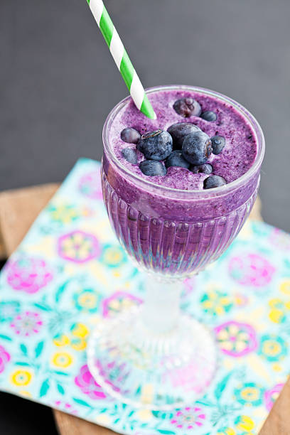 czarna jagoda mlecznego - blueberry smoothie glass striped zdjęcia i obrazy z banku zdjęć
