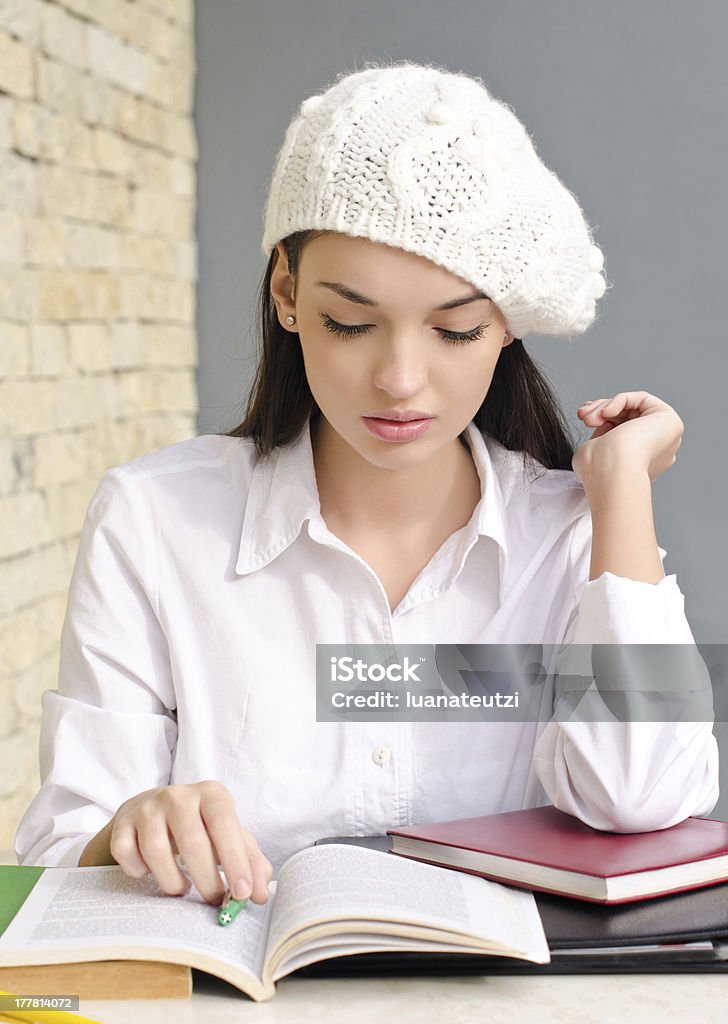 Linda garota estudante usando a beret. - Foto de stock de 20 Anos royalty-free