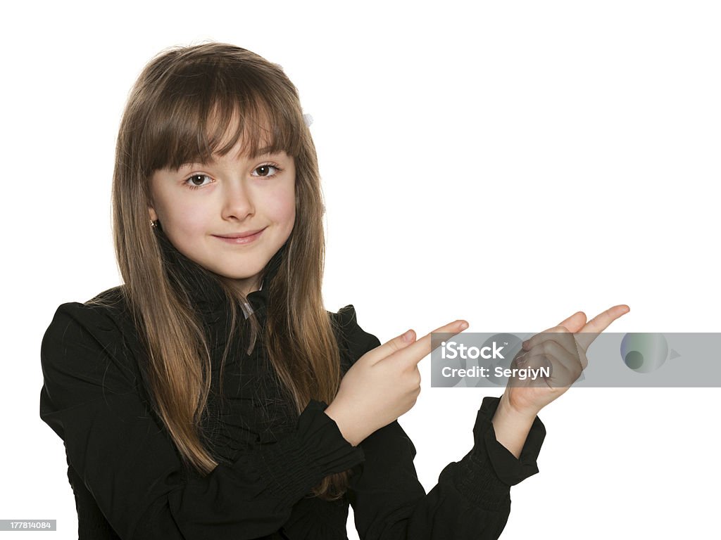 Młoda dziewczyna w czarny, że ręce gest - Zbiór zdjęć royalty-free (6-7 lat)