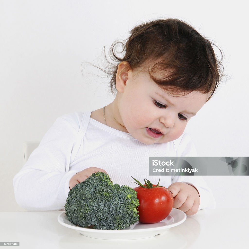 Süßes baby-Mädchen, die wegetables - Lizenzfrei Braunes Haar Stock-Foto