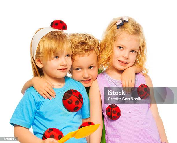 3 つの金髪のかわいい子供 - 3人のストックフォトや画像を多数ご用意 - 3人, 4歳から5歳, じょうろ