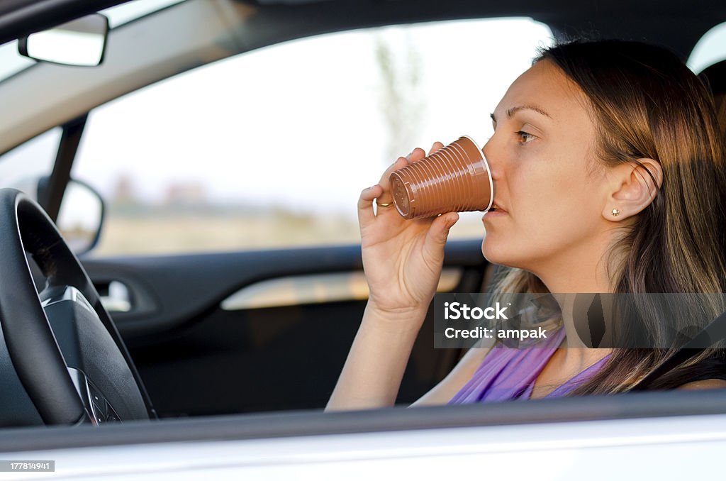 Mulher motorista de parar para uma bebida - Foto de stock de Aberto royalty-free