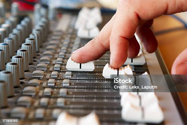 Sound Mischpult Stockfoto und mehr Bilder von Ausrüstung und Geräte - Ausrüstung und Geräte, Berufliche Beschäftigung, Bildkomposition und Technik