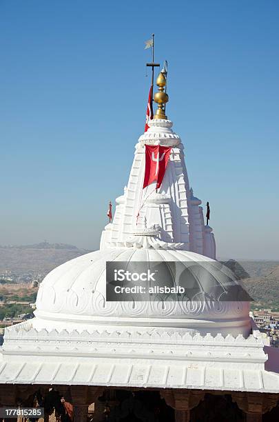 Shiva Templo Blanco De Cúpula Con Bandera India Foto de stock y más banco de imágenes de Aire libre - Aire libre, Antiguo, Arquitectura