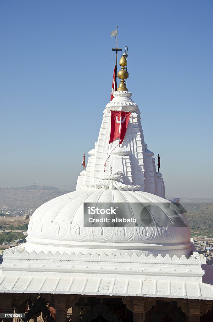 Белый Храмом Шивы Купол с флаг, Индия - Стоковые фото Азия роялти-фри