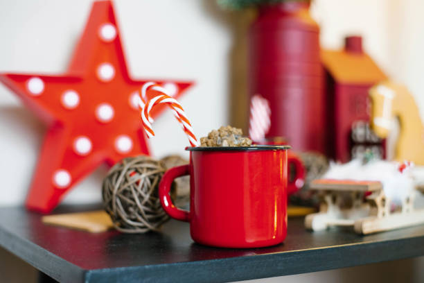 czerwony metalowy kubek z kakao i laską cukrową z dekoracją świąteczną - christmas crutch holiday christmas decoration zdjęcia i obrazy z banku zdjęć