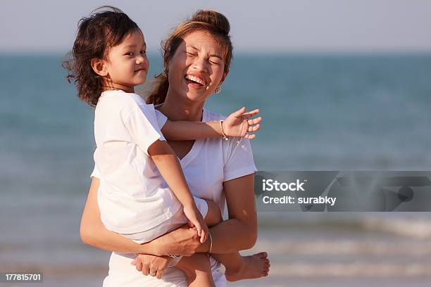 Mulher Asiática Segurando O Menino Na Praia - Fotografias de stock e mais imagens de Adulto - Adulto, Amor, Ao Ar Livre