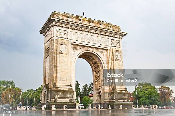 Arco Di Trionfo A Bucarest Romania - Fotografie stock e altre immagini di Bucarest - Bucarest, Via, Ambientazione esterna