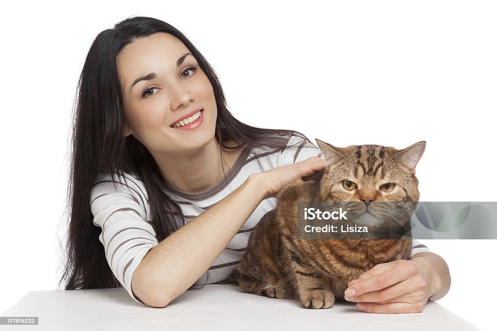 Hermosa Chica sonriendo oscura y su gato melado - Foto de stock de Adulto libre de derechos