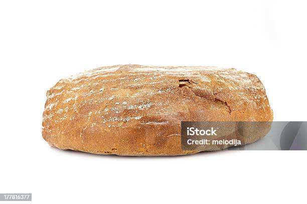 A La Mitad Pan De Centeno Foto de stock y más banco de imágenes de Al horno - Al horno, Alimento, Barra de pan