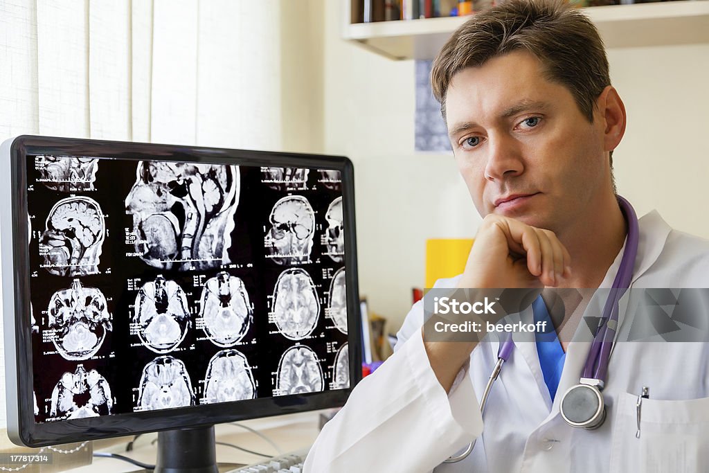 Доктор и МРТ-сканирование головного мозга - Стоковые фото Магнитно-резонансная томография роялти-фри