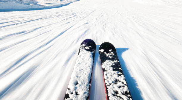 mit hoher geschwindigkeit die piste hinunterfahren - skiing point of view stock-fotos und bilder