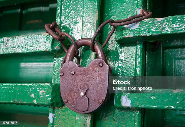 Old Rusty Bloqueo En Una Puerta De Madera Foto de stock y más banco de imágenes de Cerradura - Cerradura, Fotografía - Imágenes, Horizontal