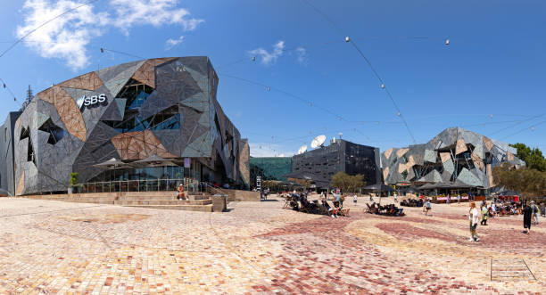 ludzie cieszą się latem na federation square w melbourne w australii. - famous place melbourne australia built structure zdjęcia i obrazy z banku zdjęć