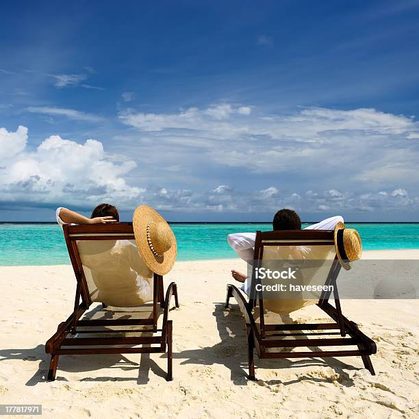 Пара На Пляж — стоковые фотографии и другие картинки South Male Atoll - South Male Atoll, Белый, Взрослый