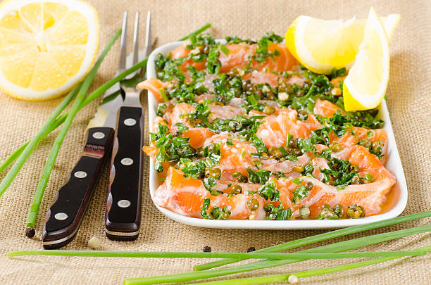 carpaccio de salmão, peixe fresco marinado em fatias - food salmon chervil chive - fotografias e filmes do acervo