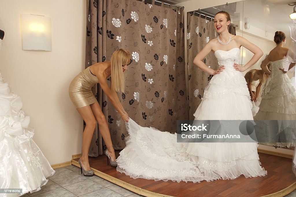 Elegir vestido de boda - Foto de stock de Novia - Boda libre de derechos