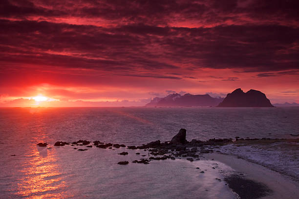 sol da meia-noite na noruega - vaeroy imagens e fotografias de stock