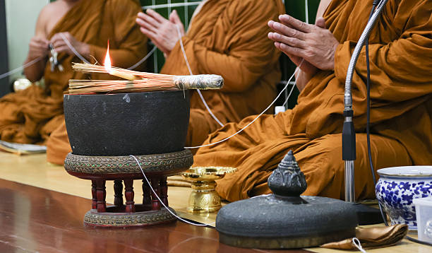 기도하기 태국인 bhuddhist 승려들 - monk meditating thailand bangkok 뉴스 사진 이미지