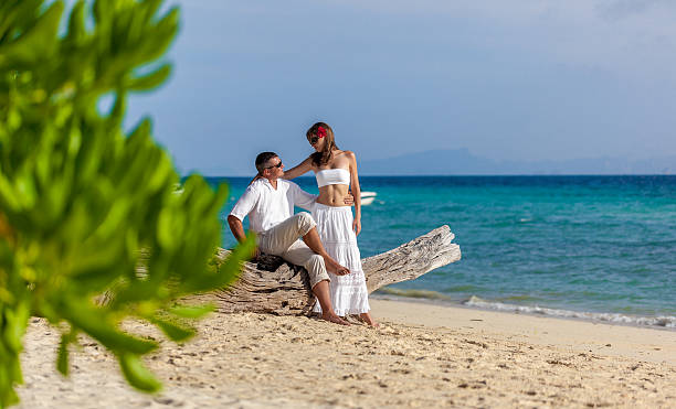 istock couple in love on the beach 177819881