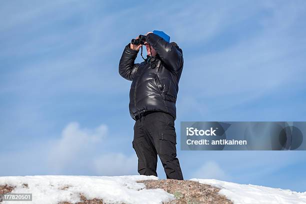 바닥에 바위산 루킹 쌍안경 감시에 대한 스톡 사진 및 기타 이미지 - 감시, 검색, 겨울