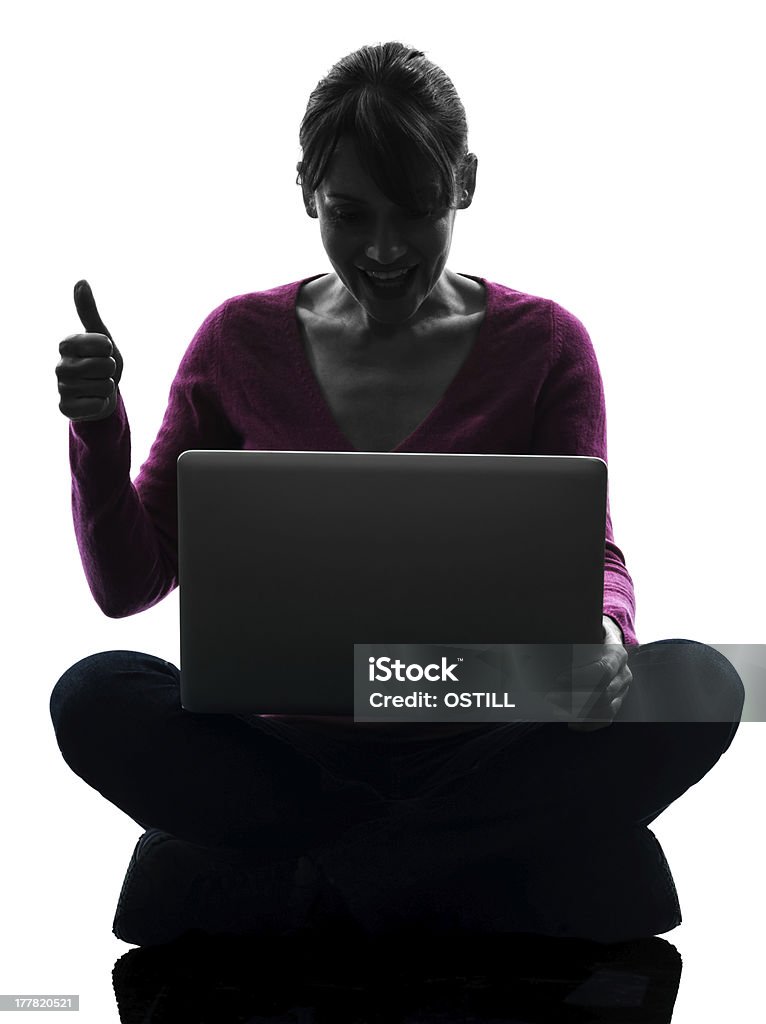 Femme pouce levé silhouette informatique ordinateur portable - Photo de Accord - Concepts libre de droits