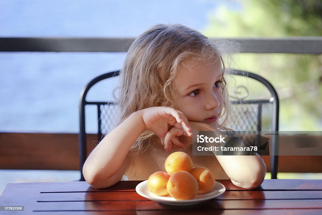 Menina com pêssegos - Foto de stock de Alimentação Saudável royalty-free