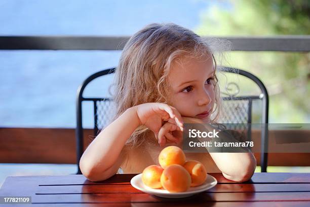 Foto de Menina Com Pêssegos e mais fotos de stock de Alimentação Saudável - Alimentação Saudável, Cabelo Louro, Criança