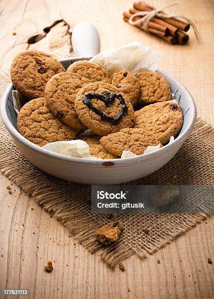 Photo libre de droit de Les Cookies banque d'images et plus d'images libres de droit de Aliment - Aliment, Biscuit, Coeur - Symbole d'une idée