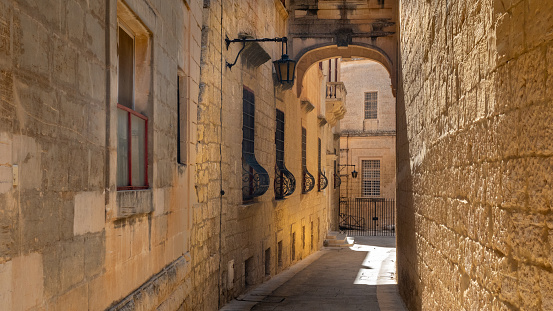 Mdina is the former capital of Malta. Mdina is located in the centre of the island and has about 400 inhabitants. The town, which is completely walled in, has mostly medieval and Baroque buildings.